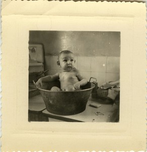 Photo Ancienne Vintage Snapshot Enfant Bebe Bain Bassine Cuisine Drole Bath Ebay