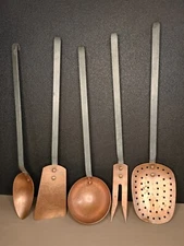 LOT OF 5 STUNNING COPPER KITCHENWARE METAL HANDLE SOLD WITH STAND