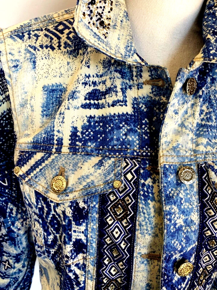 Chaqueta vaquera Chico's Western talla 1 azul brillante y blanco bolsillos con cuentas Foto 3 de 4