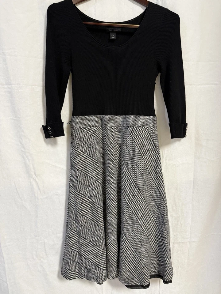 Vestido suéter a cuadros entallado y acampanado de la Casa Blanca negro gris talla 8 usado en excelente estado Foto 2 de 4