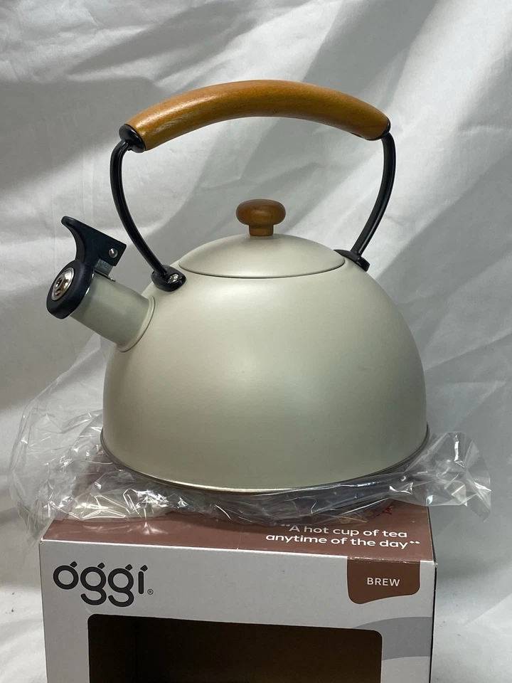Hervidor de té de acero inoxidable Oggi Stovetop 85 oz / 2,5 lt bronceado gris cálido Foto 2 de 4