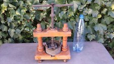 Ancien charmant superbe petit pressoir de table pour fruits en bois fruitier.