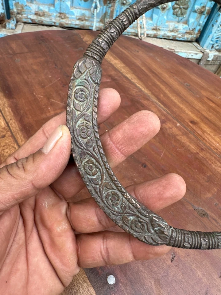 Antiguo collar de joyería tribal grabado a mano de cobre antiguo Foto 4 de 4