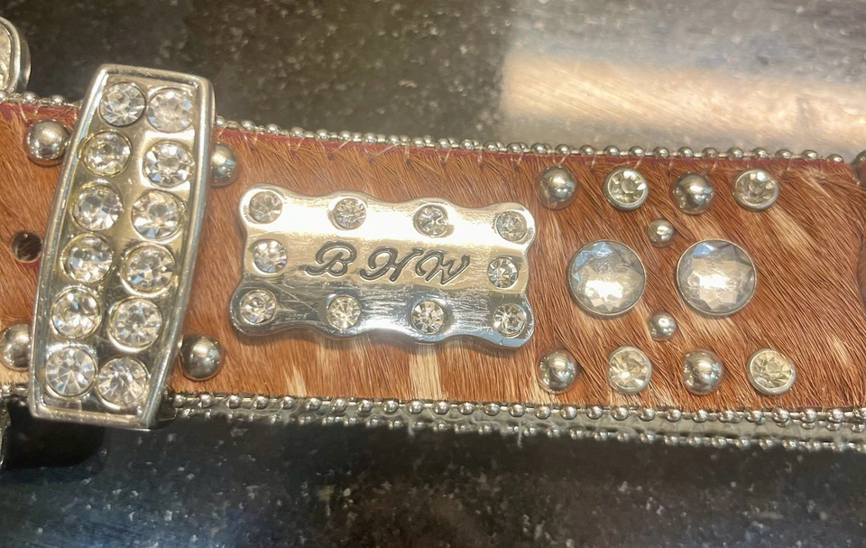 "Cinturón de piel de vaca y estrás BHW mide 48"" de largo". Faltan dos piedras cruces Foto 2 de 4