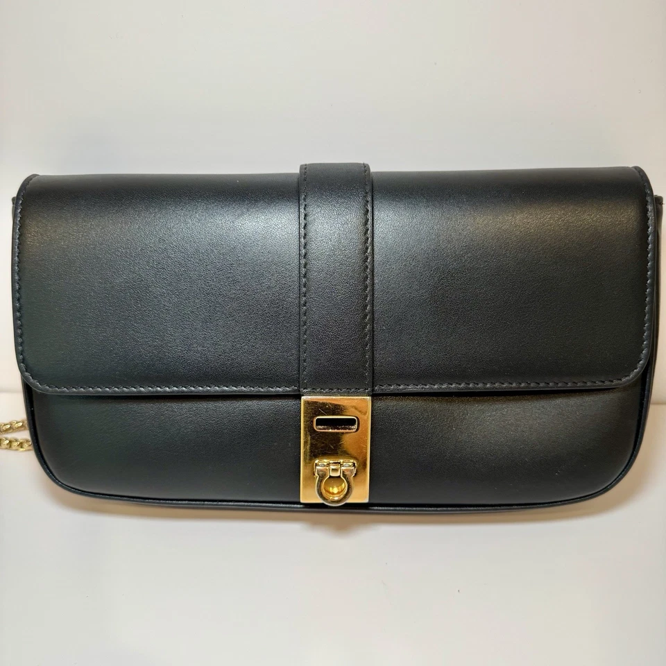 Mini bolso bandolera Salvatore Ferragamo Gancini en piel de becerro negra con cadena dorada Foto 2 de 4