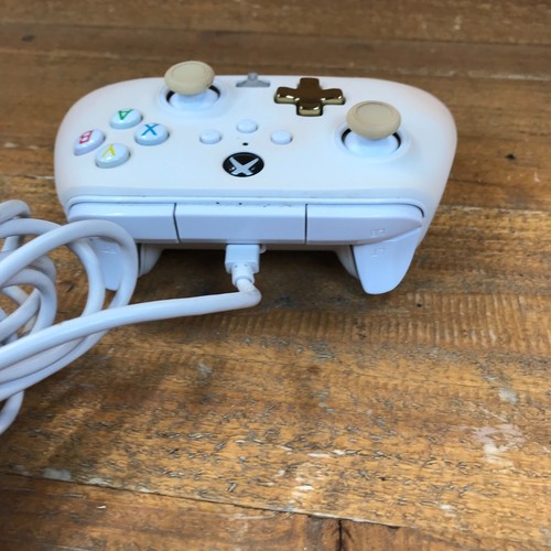 Controller Xbox cablato potenziato PowerA bianco nebbia con pad d oro mod 1518809-01 - Foto 6 di 10