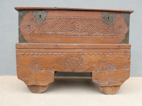 Cassapanca intagliata carro baule con ruote in legno esotico, '900 - L 110 cm! - Foto 13 di 16