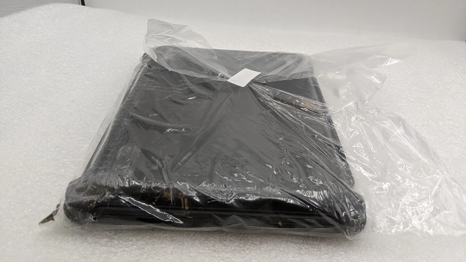 OtterBox Defender Series iPad Pro (11-Inch) (3rd Gen/2nd Gen) Case - Black - Image 2 of 4