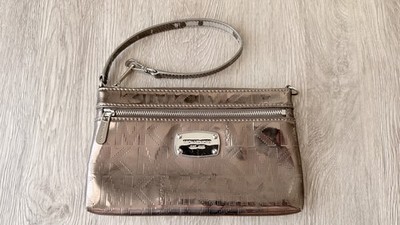  Michael Kors  Tasche Mini mit MK Monogramm in Bronze Metallic, guter Zustand 