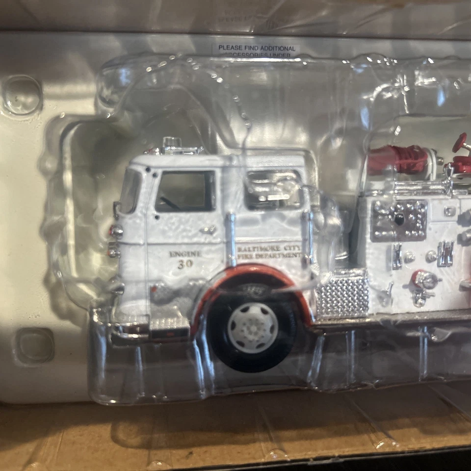 Hero’s Under Fire Seagrave Baltimore MD Fire Truck 1:50 Scale Premier Edition - Image 3 of 3