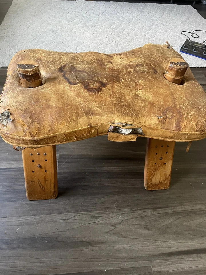 Antigo escabelo de couro camelo costurado antigo todo original cada coisa - Imagem 4 de 4