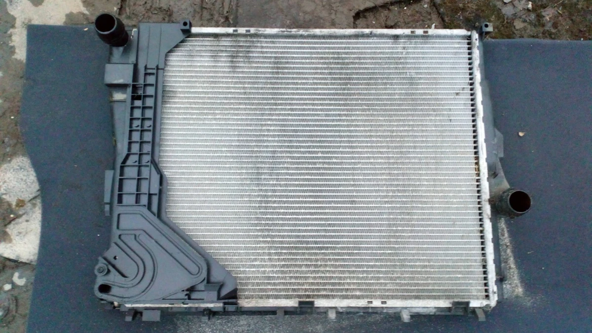 BMW RADIATOR 6715015 N42 N46 E46 1998>2005 3 SERIES GOOD CONDITION  