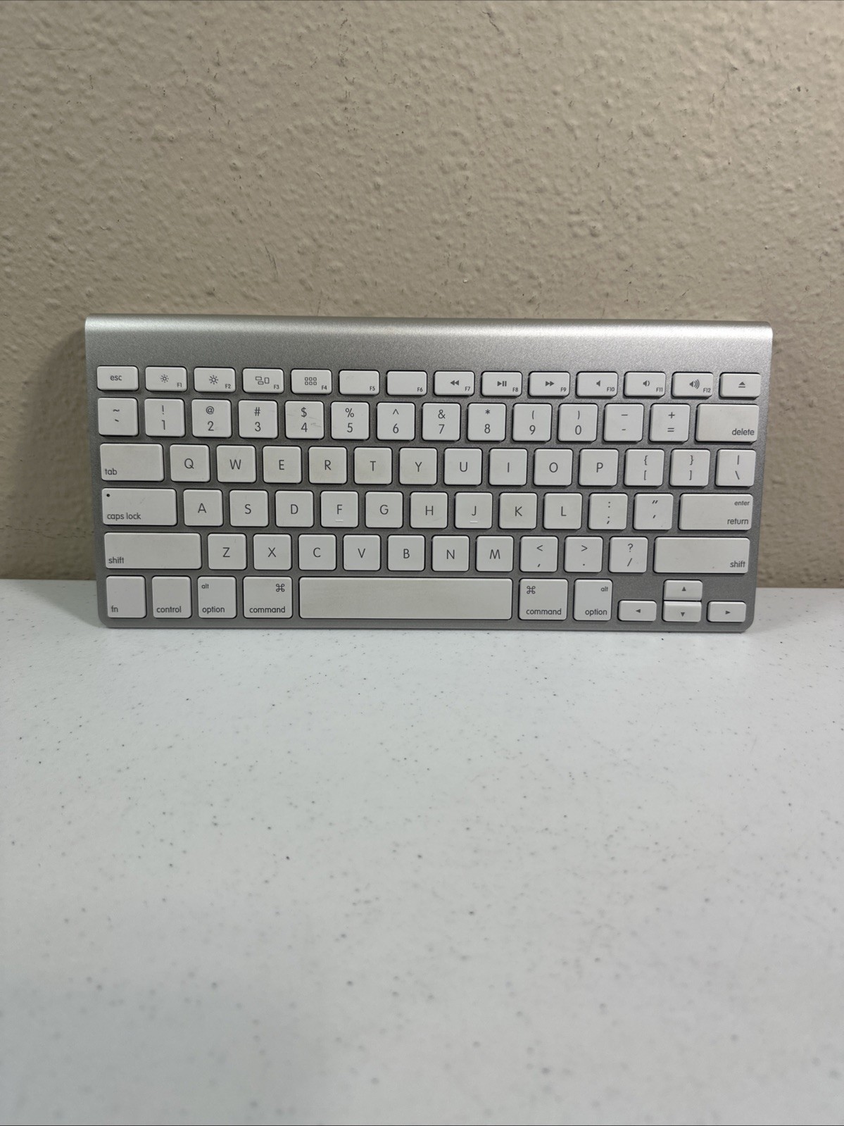 White Apple A1314 Wireless Bluetooth Keyboard - Refurbished