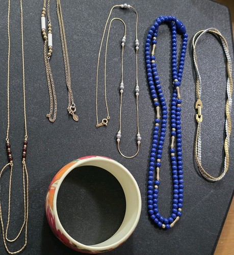 Vtg Lot Of 9 Avon Jewelry Pcs: Necklaces Bracelets/Bangle. Gold Tone, Chains Etc - Picture 3 of 14