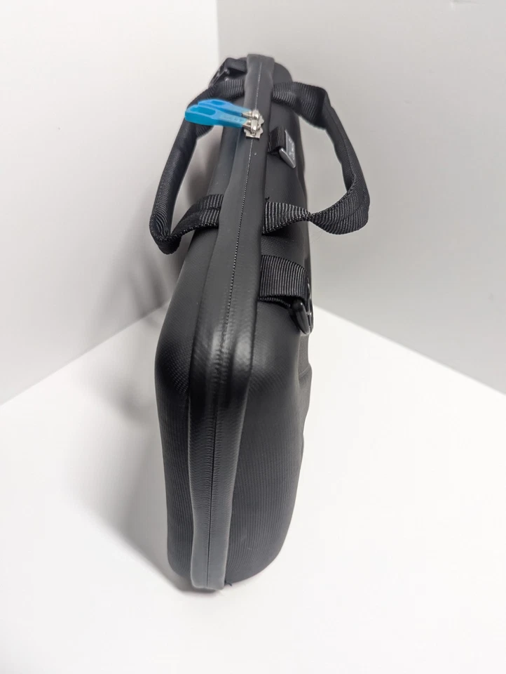 Thule Gauntlet 15" Hard Shell Laptop Case Bag – Shoulder Strap New Without Tags - Image 3 of 4