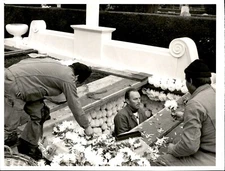 CGE30 1974 Orig Photo GREEK SHIPPING MILLIONAIRE STAVROS NIARCHOS WIFE FUNERAL