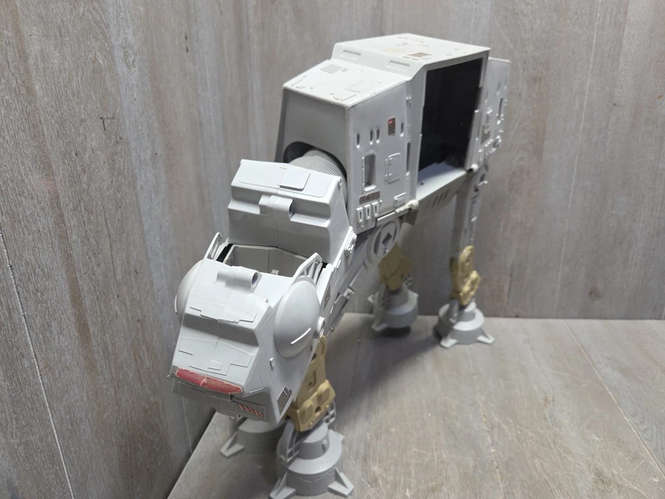 Juguete de colección AT-AT Star Wars como faltan piezas. Foto 2 de 4