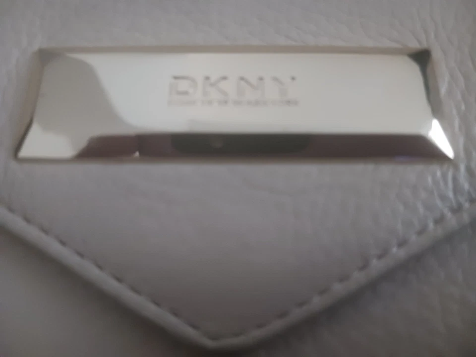 Cartera grande de cuero tostado Dkny doble pliegue para mujer Foto 2 de 4