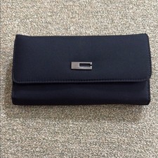 Cartera negra Chenson Chic con detalles metálicos