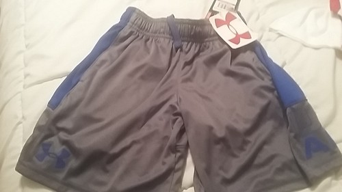 Boys NWT $24 UNDER ARMOUR Shorts gray size XS loose fit heat gear - Picture 2 of 4