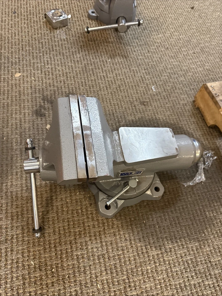 Tornillo de banco Wilton 880M, 8" Mechanics Pro, apertura de 8-1/2", garganta de 4-1/2", BLEMI. Foto 2 de 4