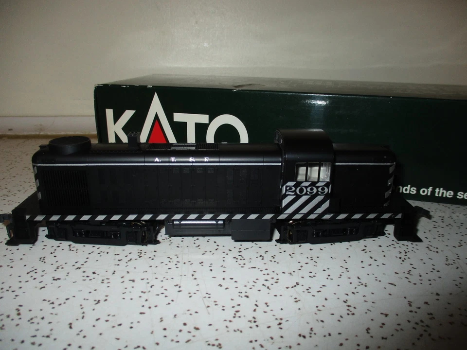 Kato 37-2501 HO Alco RS-2 Diesel Locomotive #2099 Santa Fe - Image 2 of 4