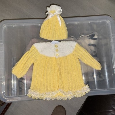 Schöner handgestrickter Mantel und Mütze zitronen-weiß mit zitronen-weißer Spitze