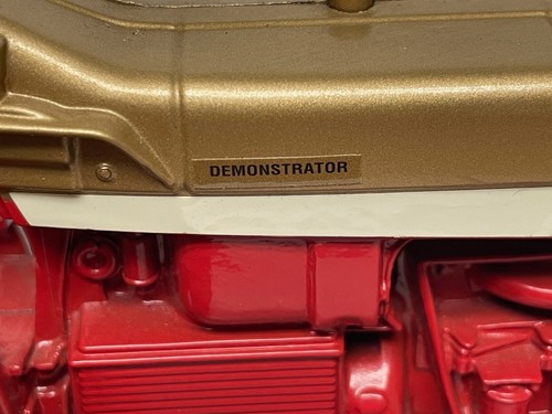 International Harvester McCormick Farmall 826 Tractor 1/16 - Collectors Edition - 第 5/7 張圖片