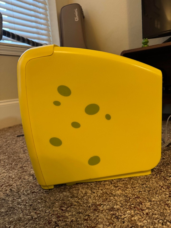 SpongeBob CRT TV GREAT CONDITION Comes with programed Universal Remote ...