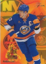 2025-26 FLEER FLAIR HOT HUES INSERT #18 NEW YORK ISLANDERS - ANDERS LEE