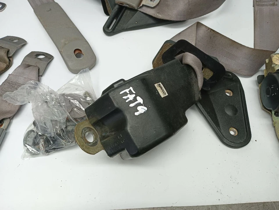 Juego completo de cinturones de seguridad delanteros + traseros grises de 1996 Chevrolet Camaro 11878555 Foto 4 de 4