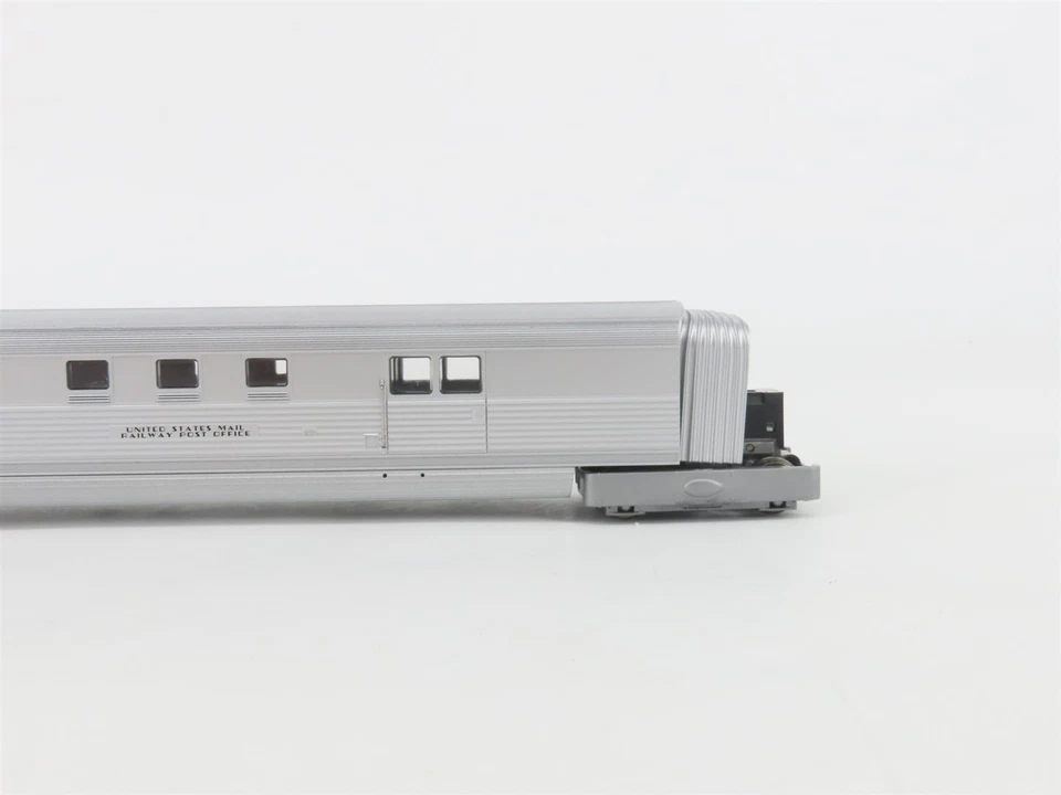 HO Scale Con-Cor 001-8721 CBQ Pioneer Zephyr Diesel Motor Train Set  - Image 3 of 4