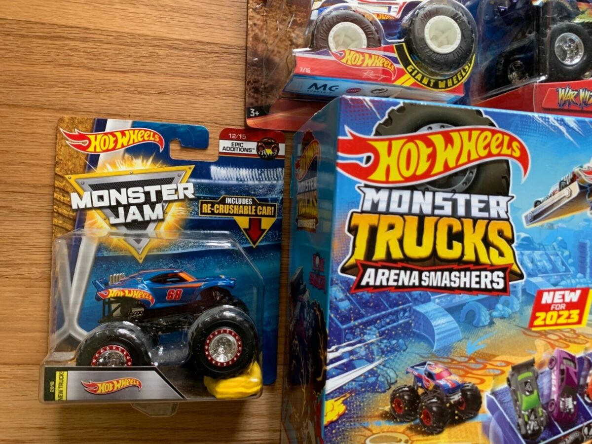  Hot Wheels Monster Trucks Arena Smashers Bone Shaker Ultimate  Crush Yard Playset, Includes 1 Exclusive Bone Shaker & 3 Crushable Cars :  Toys & Games