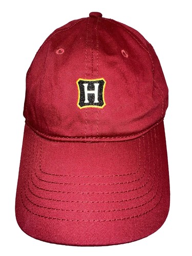 Mütze Kappe Hogwarts Logo mit schwarz weiß goldfarben H auf weinrot Harry Potter Hakenschlaufe
