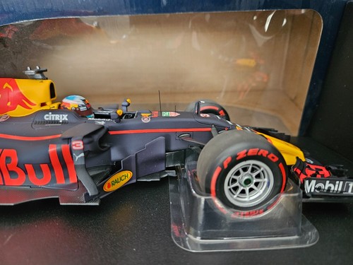 1/18 Minichamps Red Bull RB13 Daniel Ricciardo Australian GP 2017 - Picture 12 of 13