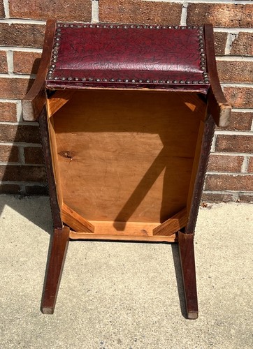 ANTIQUE GOUT FOOTSTOOL MISSION OAK STYLE ARTS & CRAFT RED VINYL RARE NAILHEAD - Picture 8 of 10