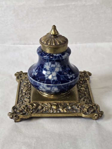 Antikes viktorianisches Blumen blau und weiß Porzellan/Messing Tintenfass - Bild 1 von 15