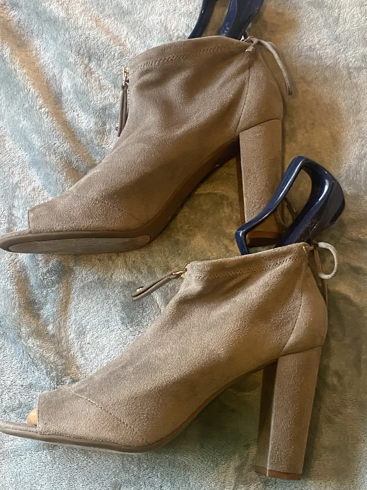 Tacones botín GUESS Ultra gamuza punta abierta, talla 11 Foto 2 de 4