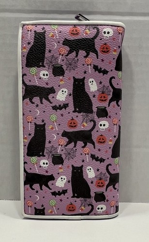 Ashley M Artist Series lila Halloween Geldbörse schwarz Katzen Fledermäuse JOL Geister Totenköpfe - Bild 4 von 17