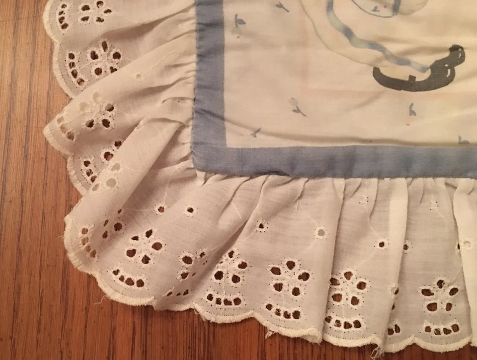 Almohada de bebé de encaje con ojales de pato country bear vintage falsa Foto 3 de 4