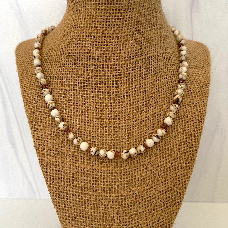 Collar de cuentas de howlita blanca y concha para hombre Foto 2 de 3