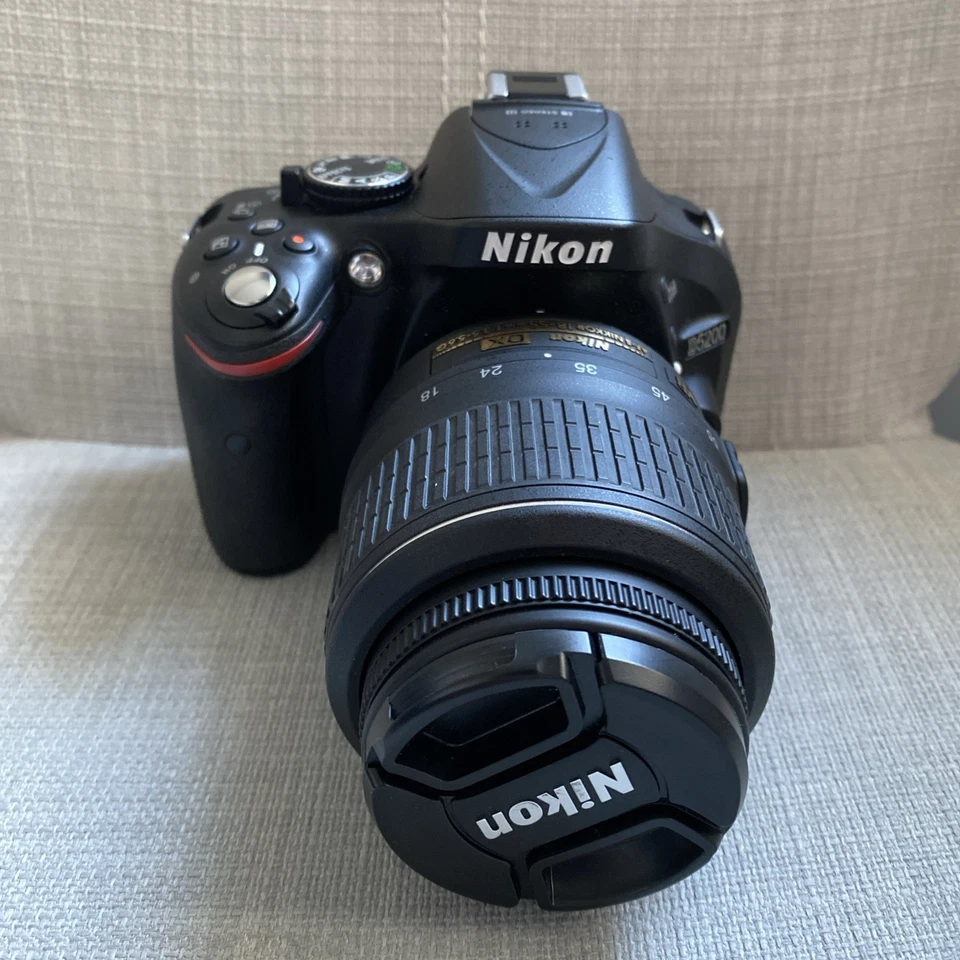 Cámara Nikon D5200 24,1 MP DSLR + Lente VR de 18-55 mm, ¡contador de obturadores 1947! Inmaculada Foto 3 de 4