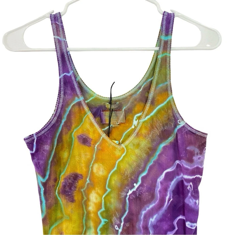 Camiseta sin mangas hecha a mano Geode Tie Dye para mujer talla grande cuello en V púrpura dorado reciclado Foto 3 de 4