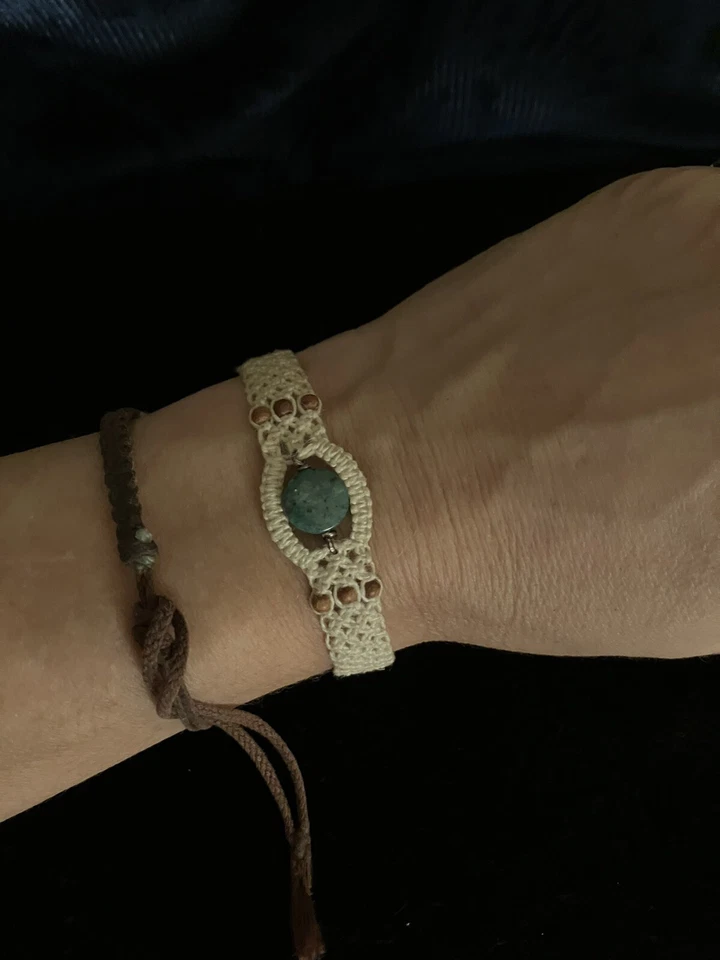 Pulseira de cânhamo - Pulseira de macramê com fio de cânhamo branco com contas de pedra de sangue e sândalo - Imagem 2 de 4