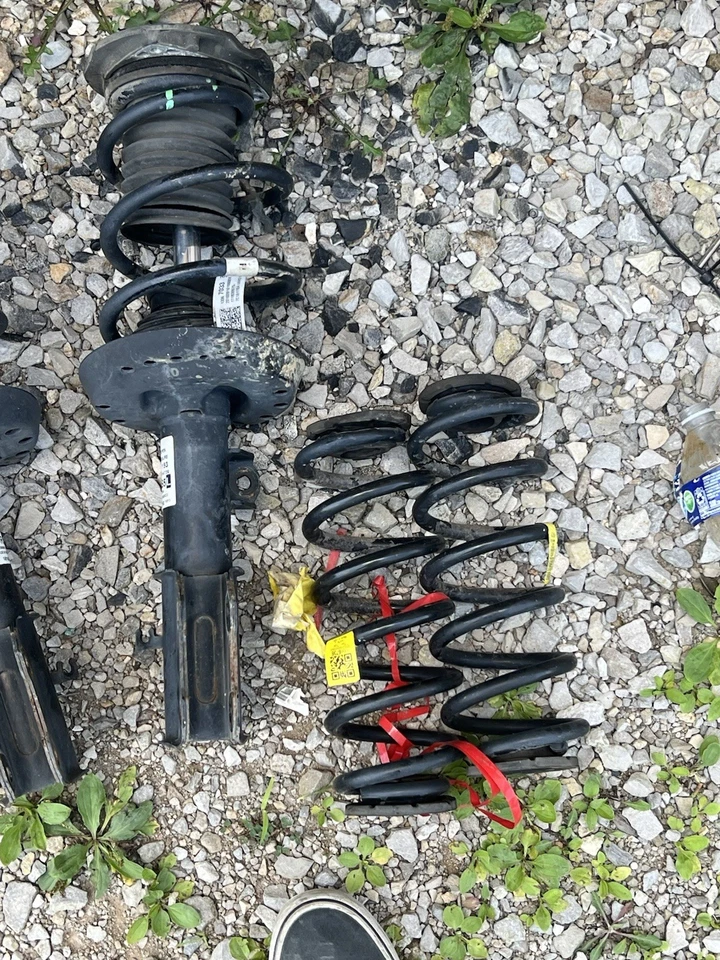 Kit completo de puntales delanteros y amortiguadores traseros para Chevrolet Cruze 2016-2019 Foto 3 de 4