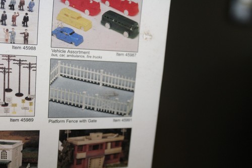 Valla y puerta de plataforma Plasticville Bachmann escala O 45991 | Zustand: New