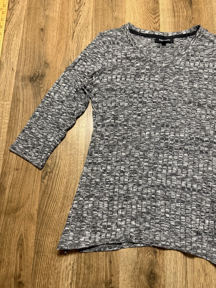 Camisa Relativity, Mujer Talla Mediana, Gris, Cuello en V, Camisa Manga 3/4 Foto 3 de 4