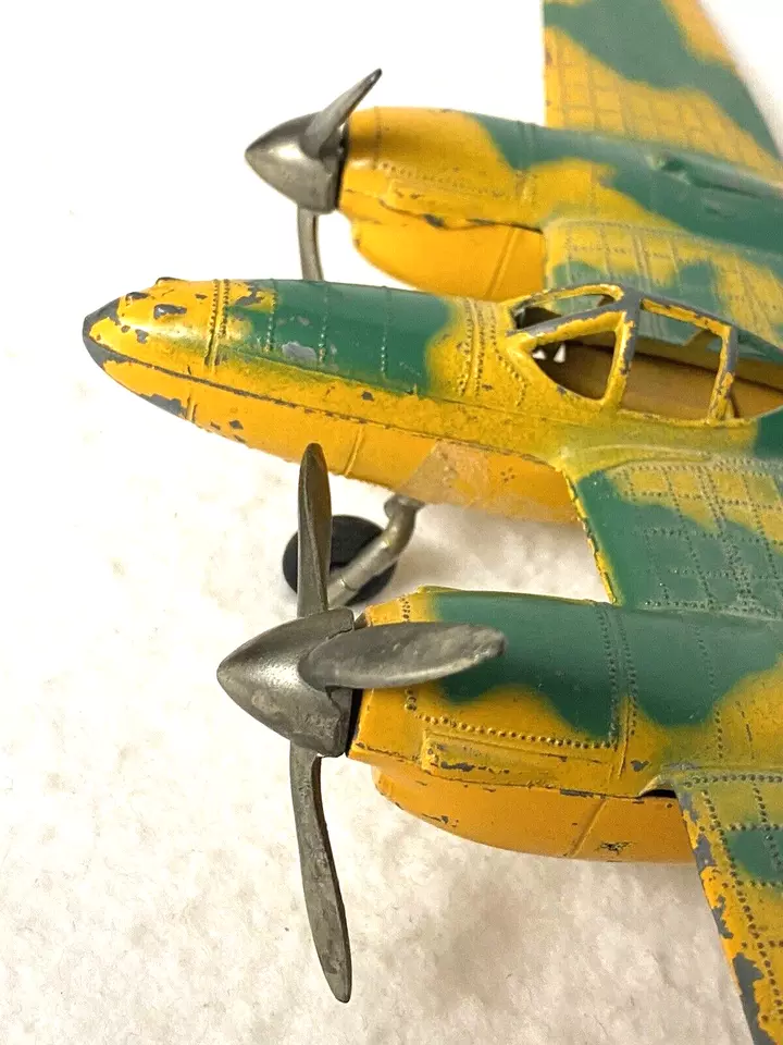 DE COLECCIÓN HUBLEY P-38 LIGHTNING, AMARILLO, CAMUFLAJE? METAL FUNDIDO A PRESIÓN, TREN DE ATERRIZAJE COMPLETO, REGALO:) Foto 2 de 4