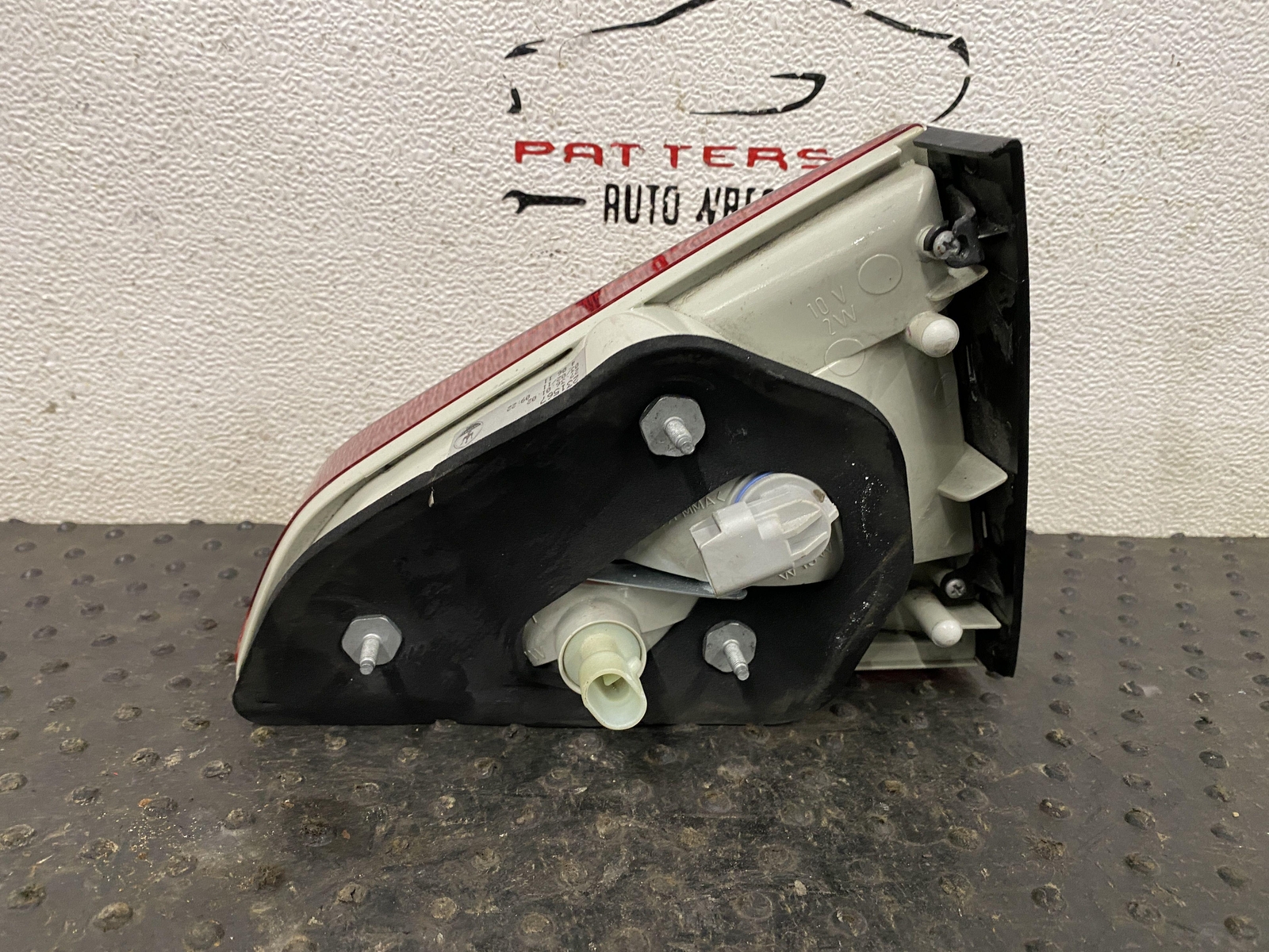 08-11 MASERATI GRANTURISMO S DRIVER LEFT SIDE DECK MOUNTED TAIL LIGHT LAMP