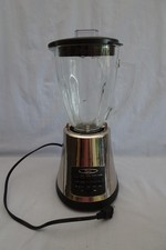 Batidora cromada OSTER 450 vatios en buen estado de funcionamiento MGMB
